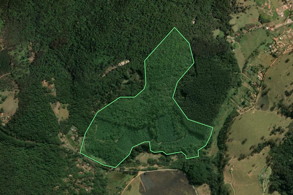 Imagem de satélite do imóvel rural em Piracaia (SP), com o contorno declarado no CAR desenhado por cima.