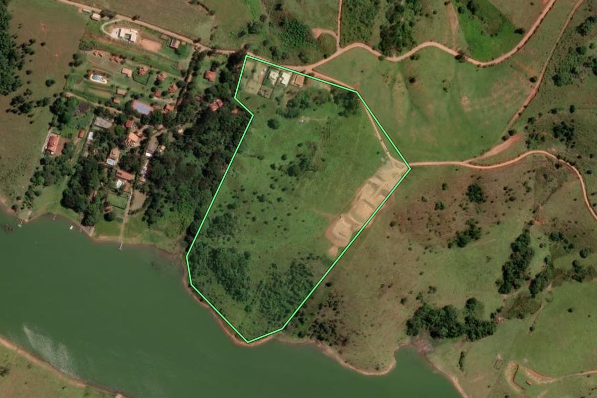 Imagem de satélite do imóvel rural em Piracaia (SP), com o contorno declarado no CAR desenhado por cima.