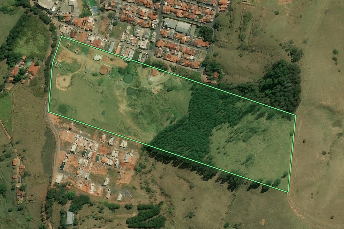 Imagem de satélite do imóvel rural em Piracaia (SP), com o contorno declarado no CAR desenhado por cima.
