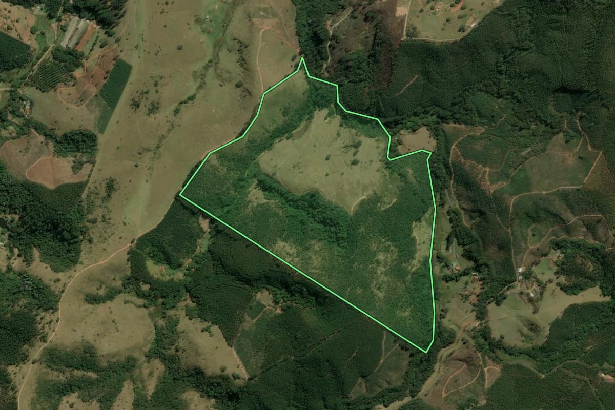 Imagem de satélite do imóvel rural em Piracaia (SP), com o contorno declarado no CAR desenhado por cima.