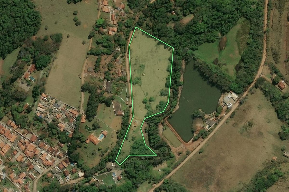 Imagem de satélite do imóvel rural em Piracaia (SP), com o contorno declarado no CAR desenhado por cima.