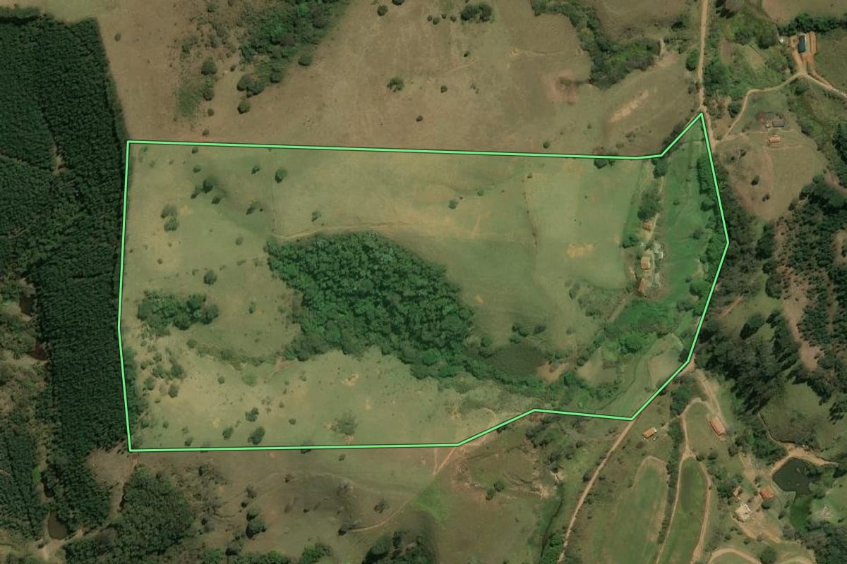 Imagem de satélite do imóvel rural em Piracaia (SP), com o contorno declarado no CAR desenhado por cima.