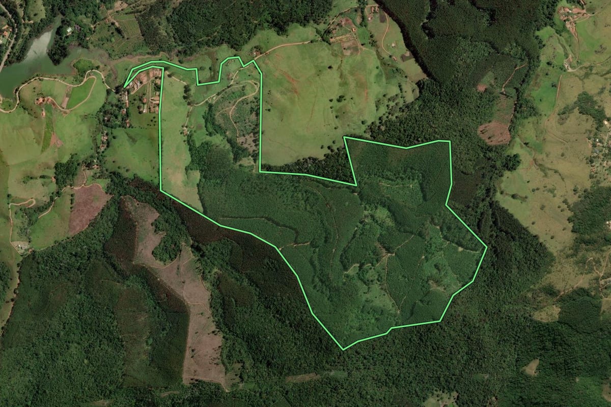 Imagem de satélite do imóvel rural em Piracaia (SP), com o contorno declarado no CAR desenhado por cima.