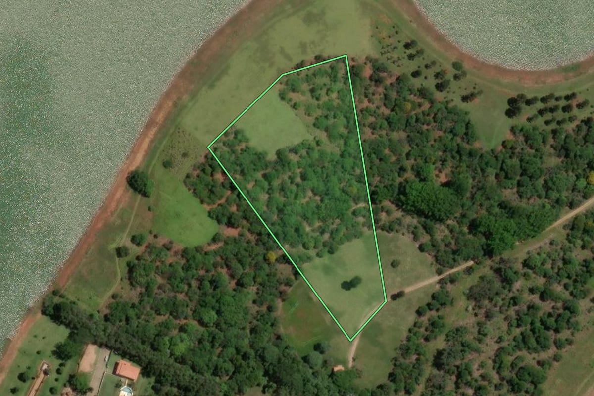 Imagem de satélite do imóvel rural em Piracaia (SP), com o contorno declarado no CAR desenhado por cima.