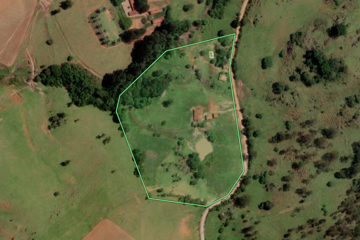 Imagem de satélite do imóvel rural em Piracaia (SP), com o contorno declarado no CAR desenhado por cima.