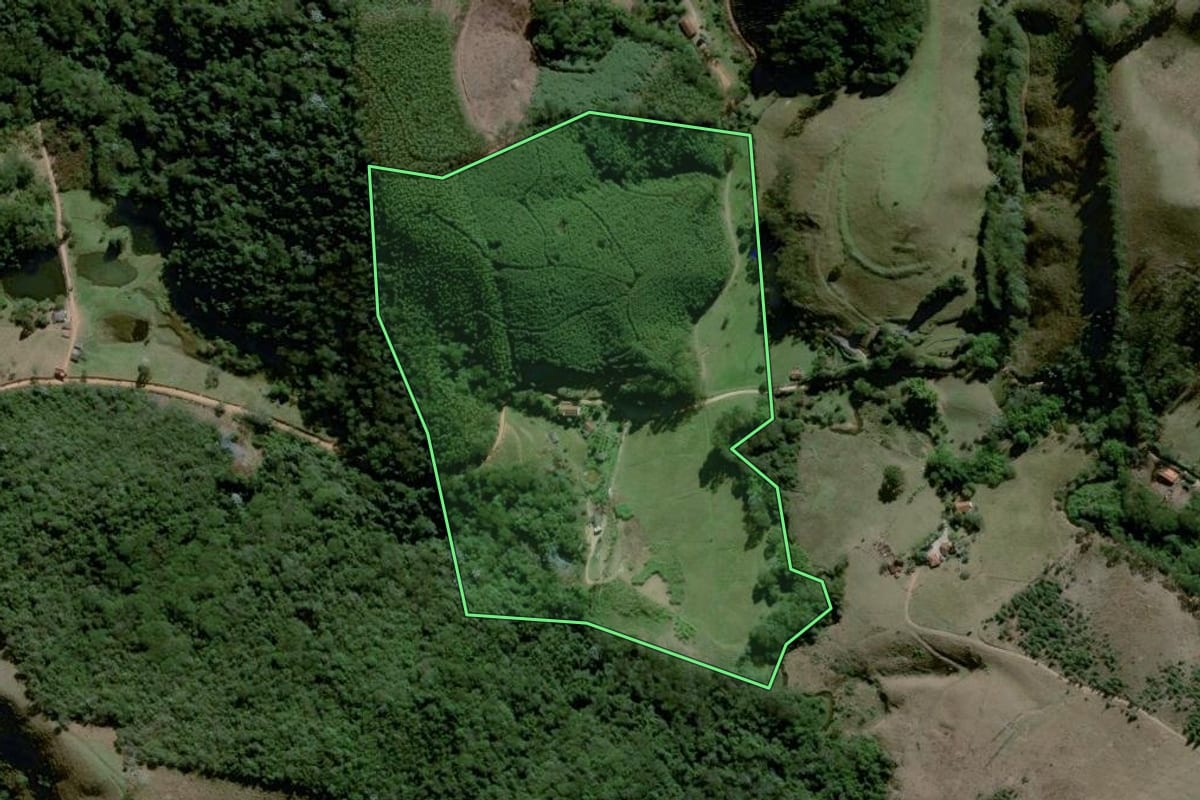 Imagem de satélite do imóvel rural em Piracaia (SP), com o contorno declarado no CAR desenhado por cima.
