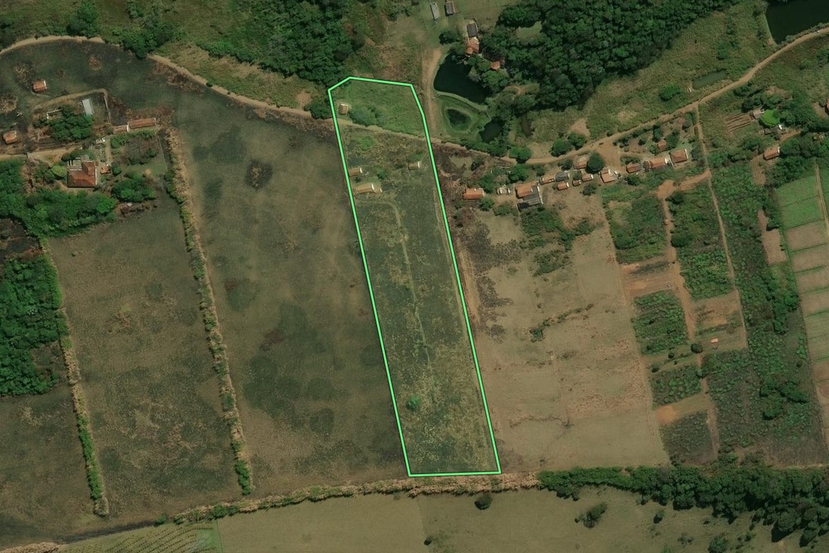 Imagem de satélite do imóvel rural em Piracaia (SP), com o contorno declarado no CAR desenhado por cima.