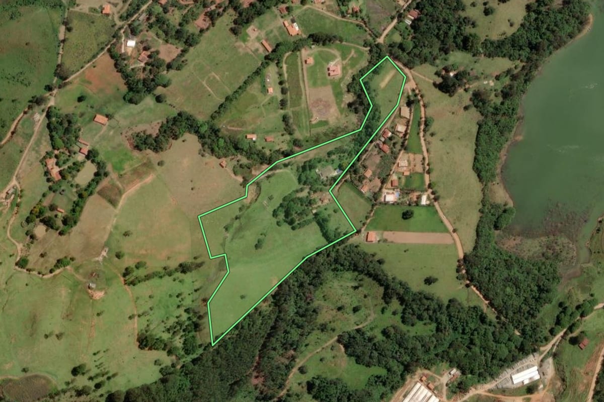 Imagem de satélite do imóvel rural em Piracaia (SP), com o contorno declarado no CAR desenhado por cima.