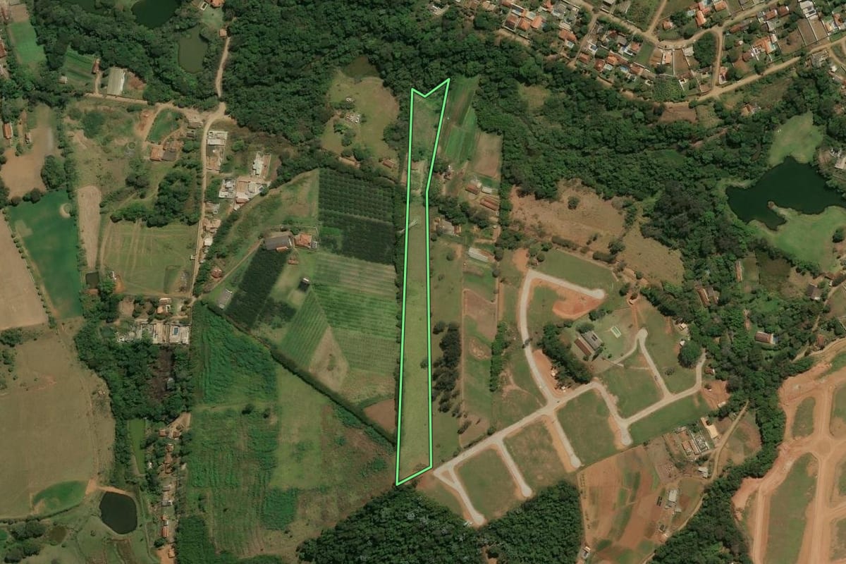 Imagem de satélite do imóvel rural em Piracaia (SP), com o contorno declarado no CAR desenhado por cima.