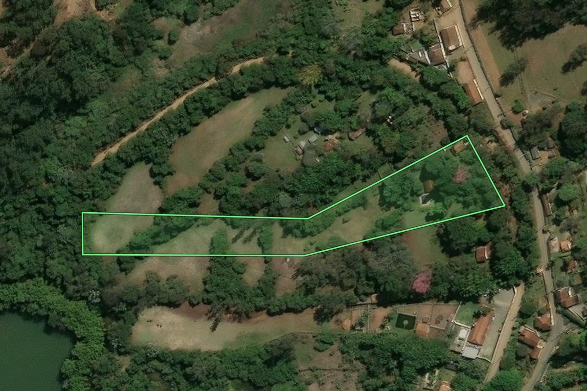 Imagem de satélite do imóvel rural em Piracaia (SP), com o contorno declarado no CAR desenhado por cima.
