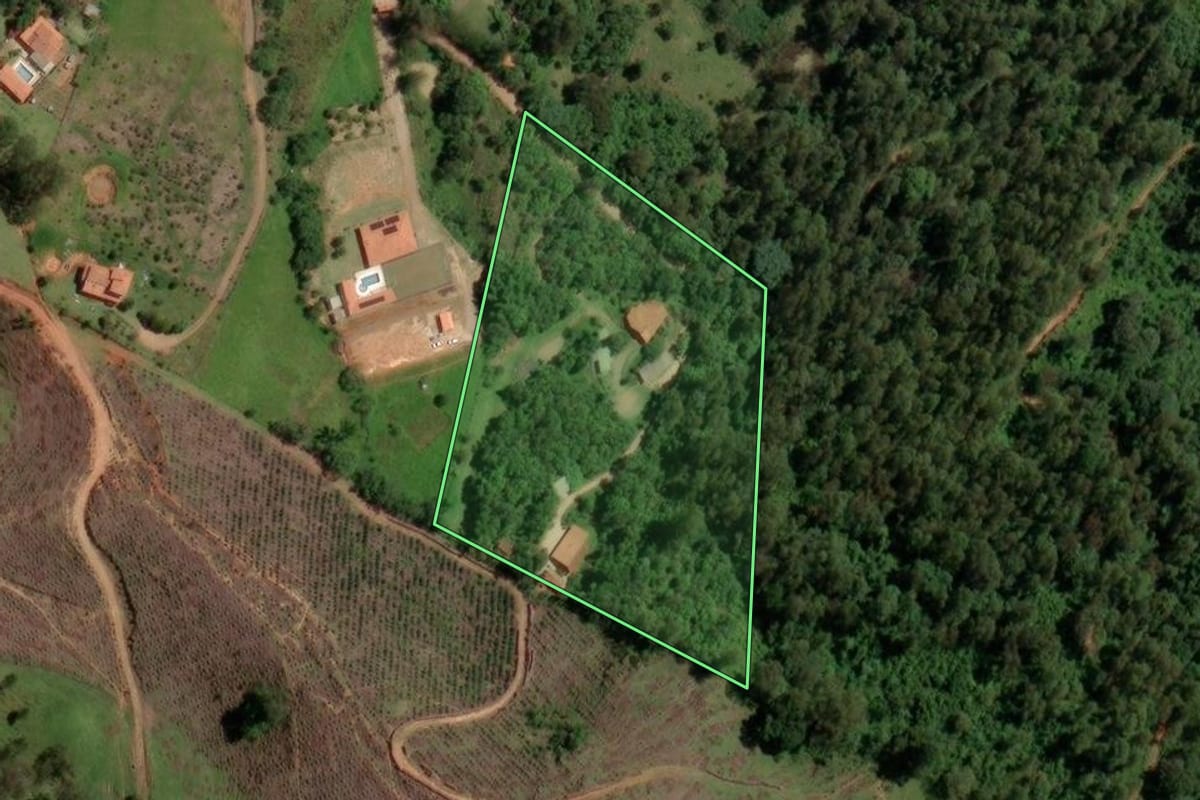 Imagem de satélite do imóvel rural em Piracaia (SP), com o contorno declarado no CAR desenhado por cima.