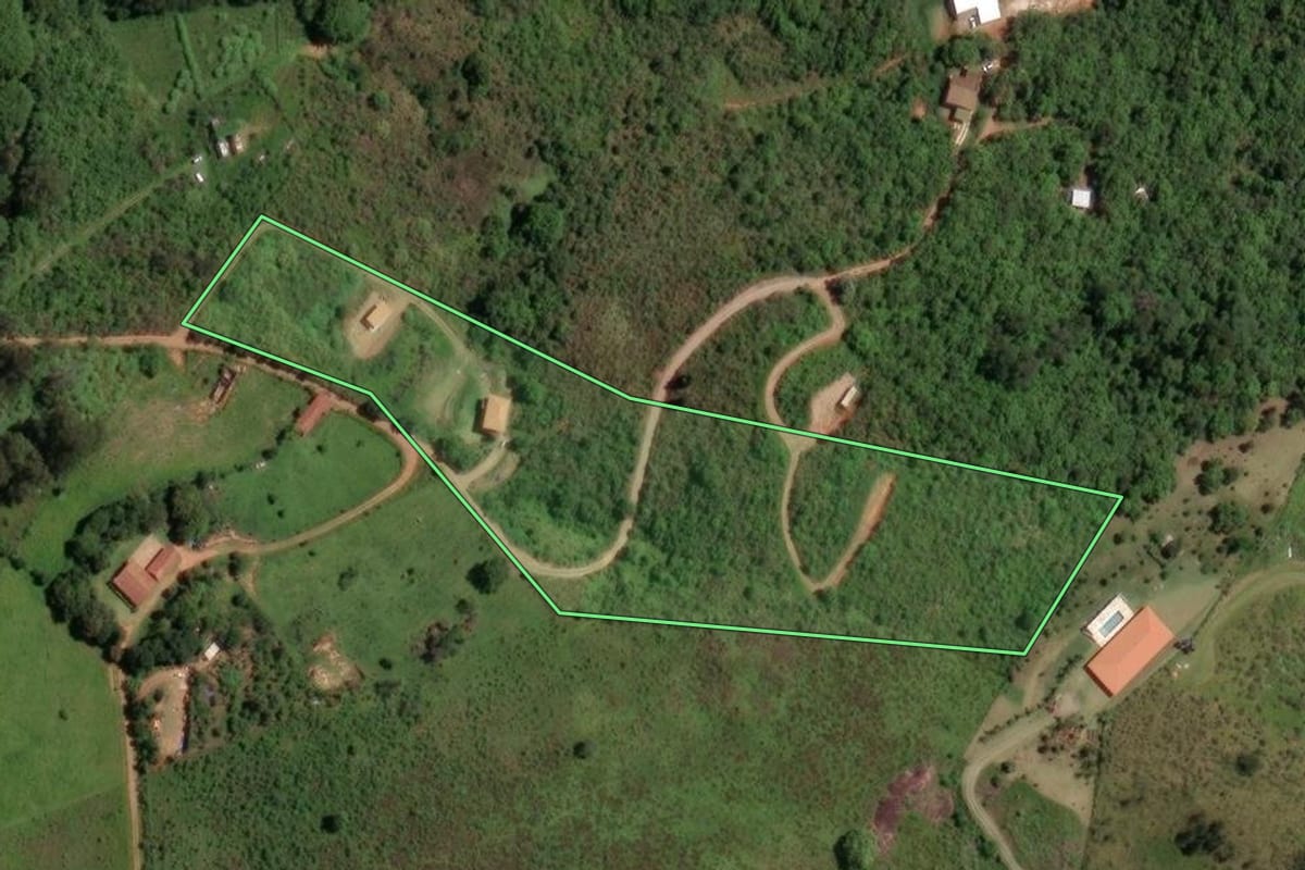 Imagem de satélite do imóvel rural em Piracaia (SP), com o contorno declarado no CAR desenhado por cima.