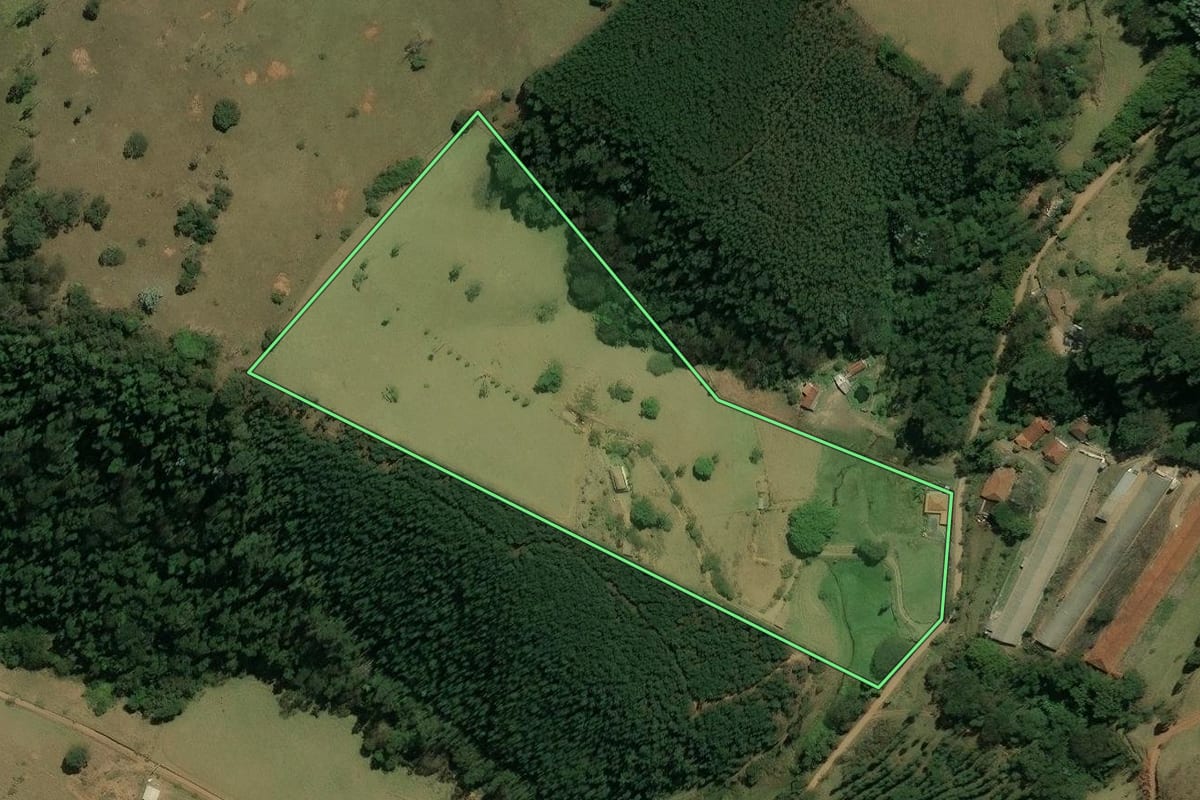 Imagem de satélite do imóvel rural em Piracaia (SP), com o contorno declarado no CAR desenhado por cima.