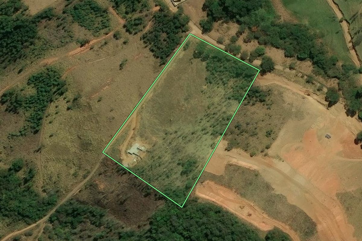 Imagem de satélite do imóvel rural em Piracaia (SP), com o contorno declarado no CAR desenhado por cima.