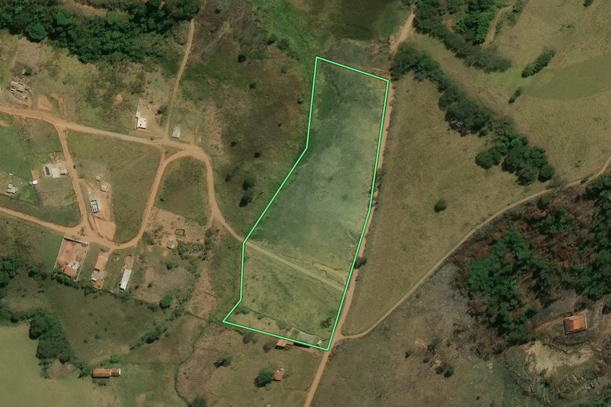 Imagem de satélite do imóvel rural em Piracaia (SP), com o contorno declarado no CAR desenhado por cima.