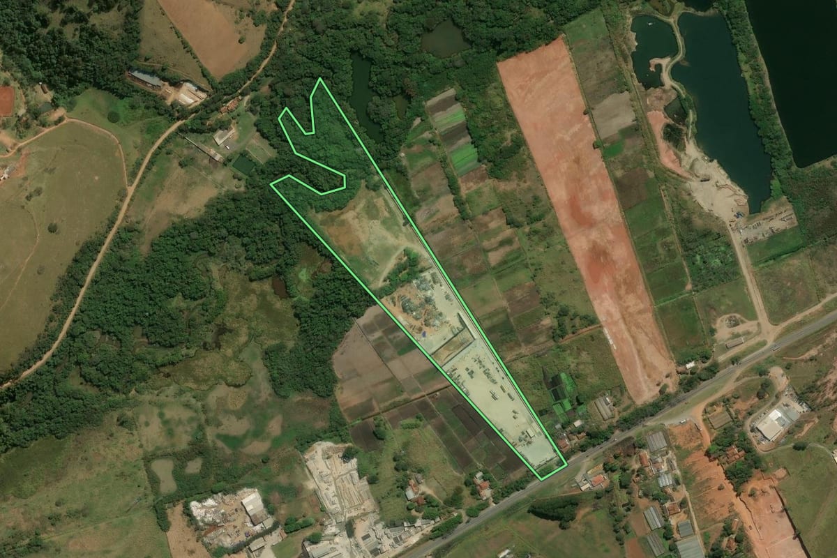 Imagem de satélite do imóvel rural em Piracaia (SP), com o contorno declarado no CAR desenhado por cima.