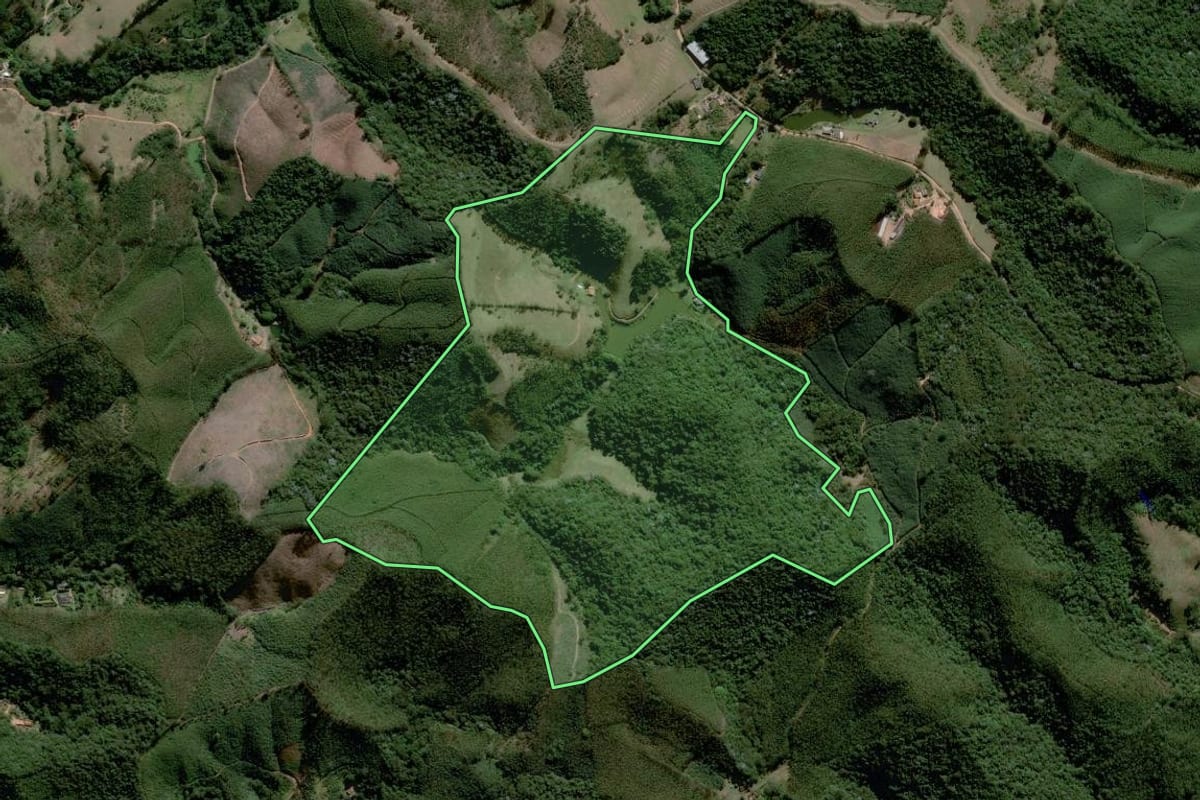 Imagem de satélite do imóvel rural em Piracaia (SP), com o contorno declarado no CAR desenhado por cima.