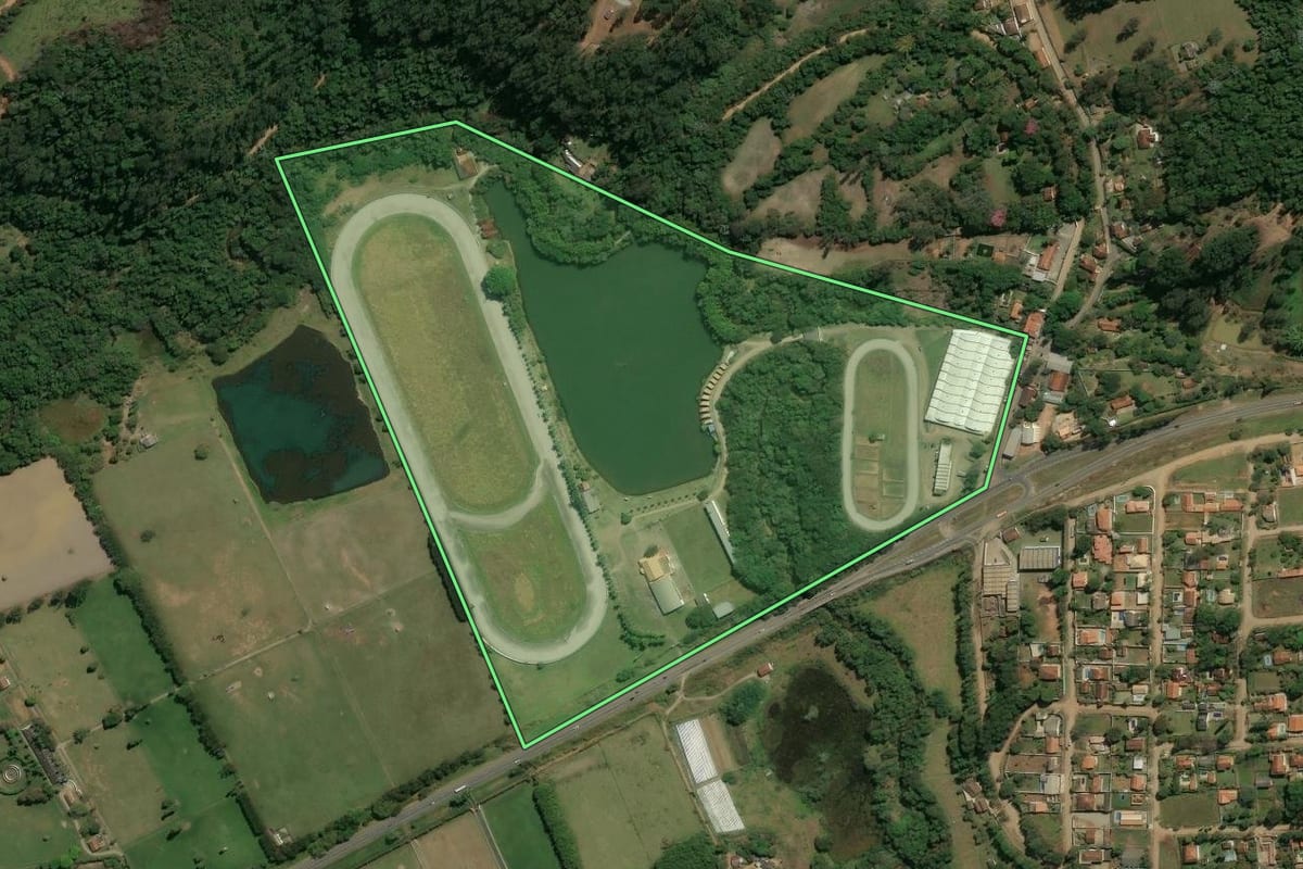 Imagem de satélite do imóvel rural em Piracaia (SP), com o contorno declarado no CAR desenhado por cima.