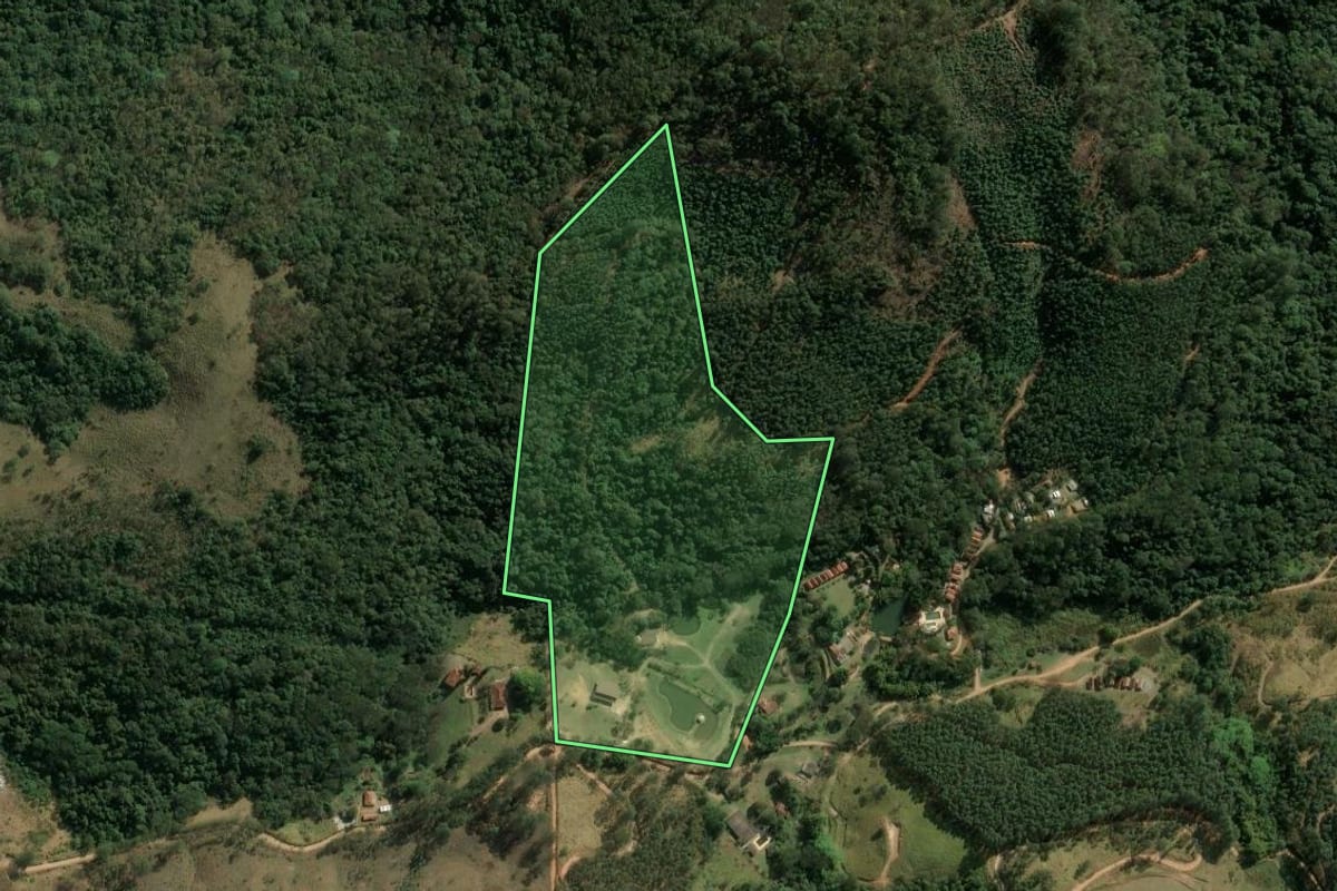 Imagem de satélite do imóvel rural em Piracaia (SP), com o contorno declarado no CAR desenhado por cima.
