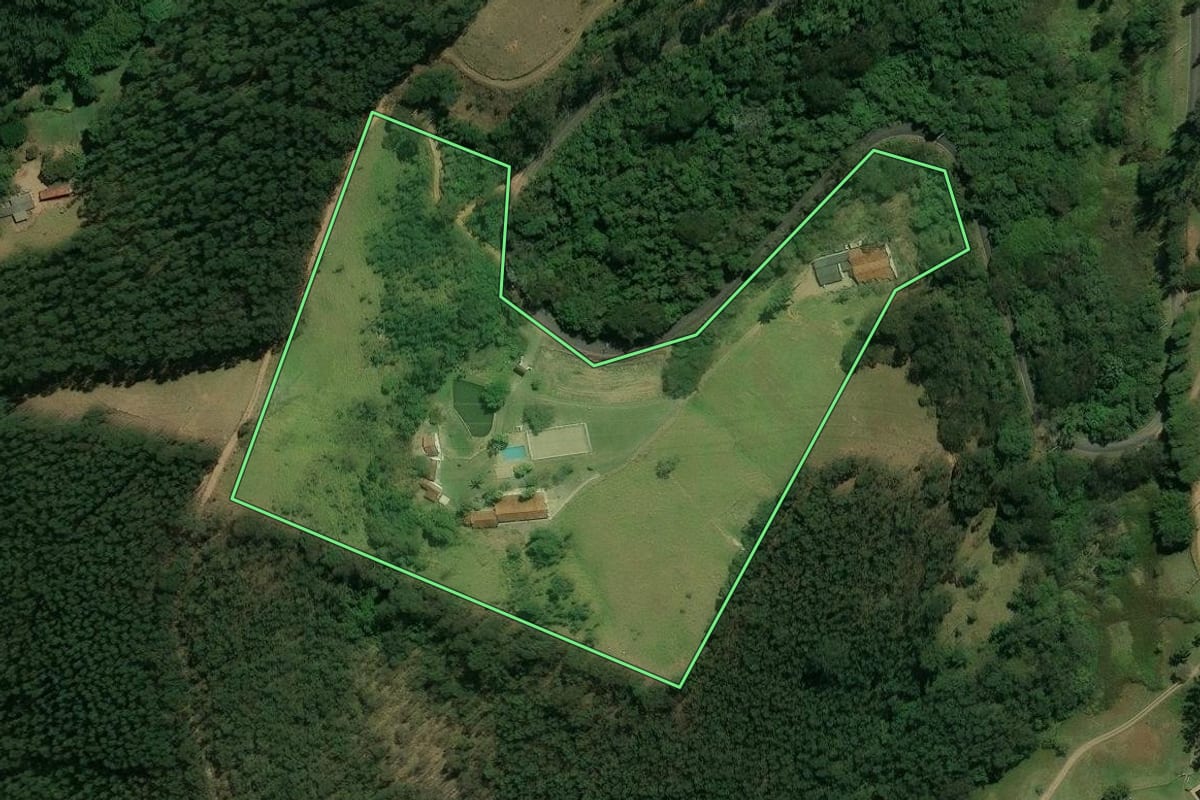 Imagem de satélite do imóvel rural em Piracaia (SP), com o contorno declarado no CAR desenhado por cima.