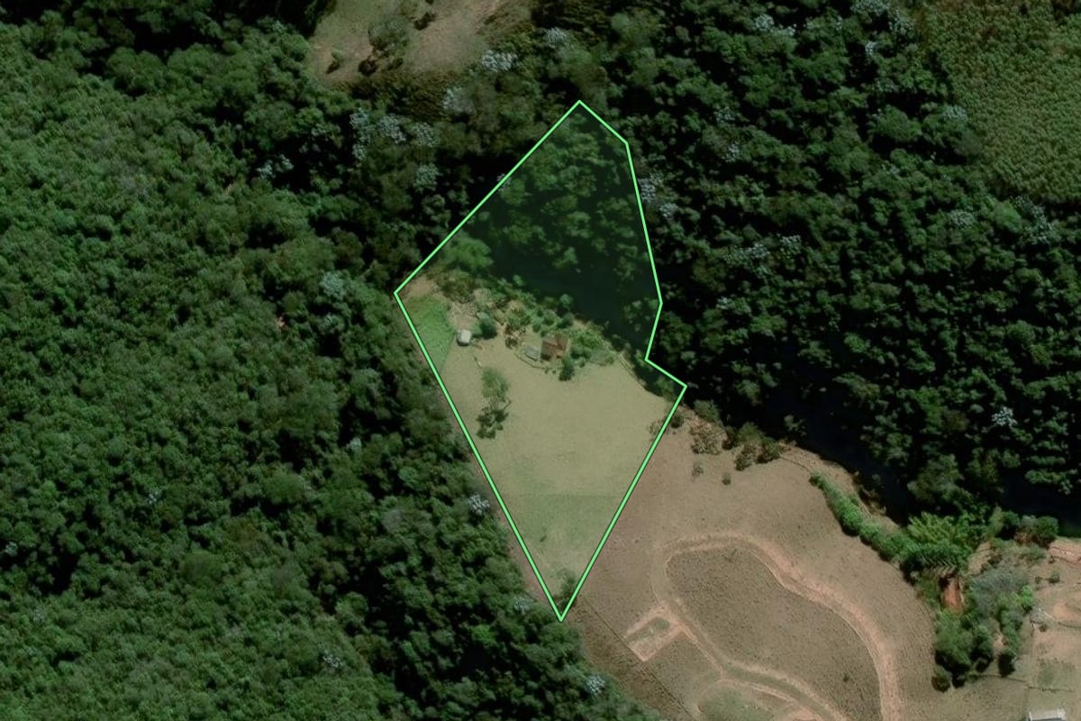 Imagem de satélite do imóvel rural em Piracaia (SP), com o contorno declarado no CAR desenhado por cima.
