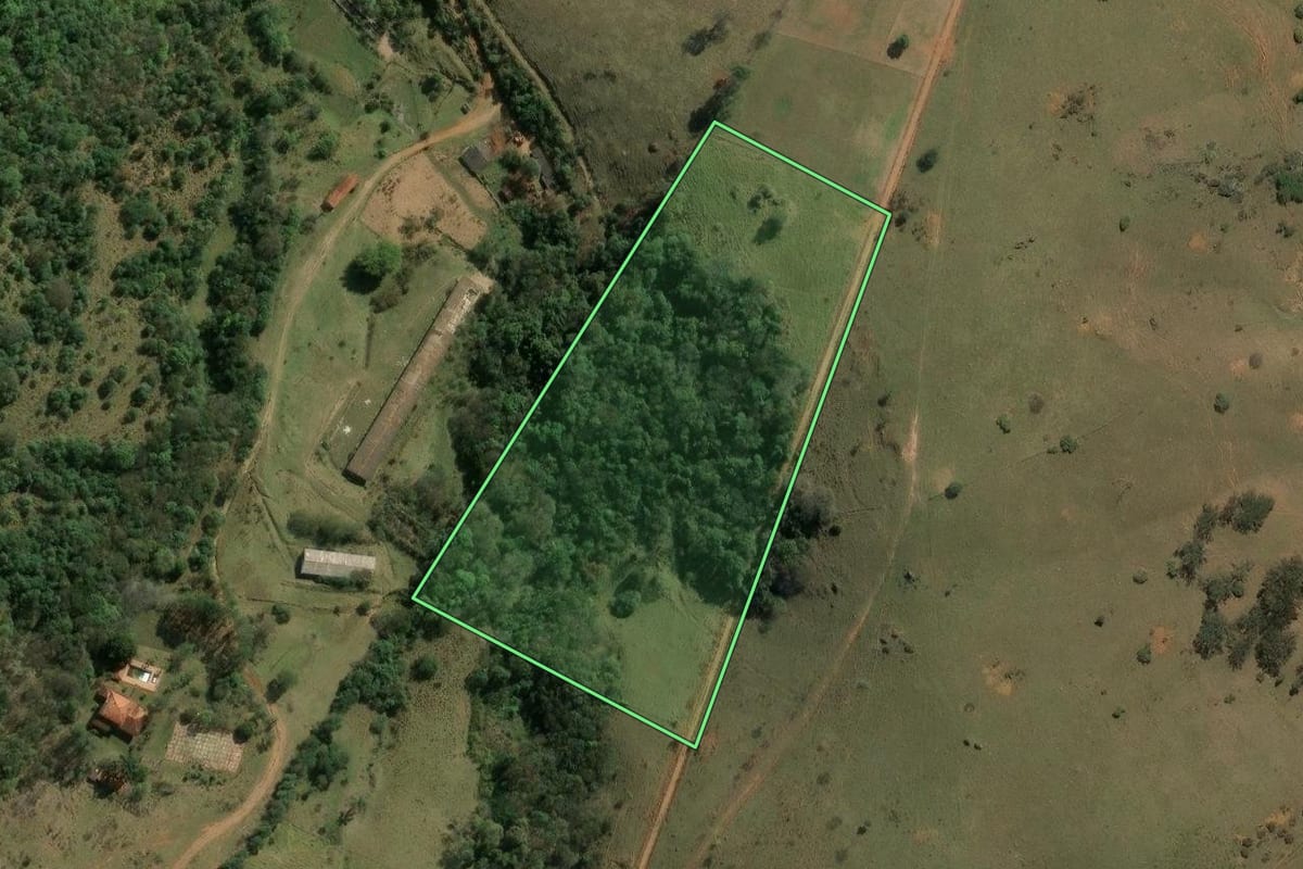 Imagem de satélite do imóvel rural em Piracaia (SP), com o contorno declarado no CAR desenhado por cima.
