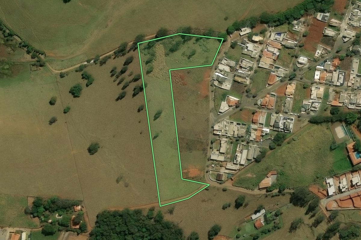 Imagem de satélite do imóvel rural em Piracaia (SP), com o contorno declarado no CAR desenhado por cima.