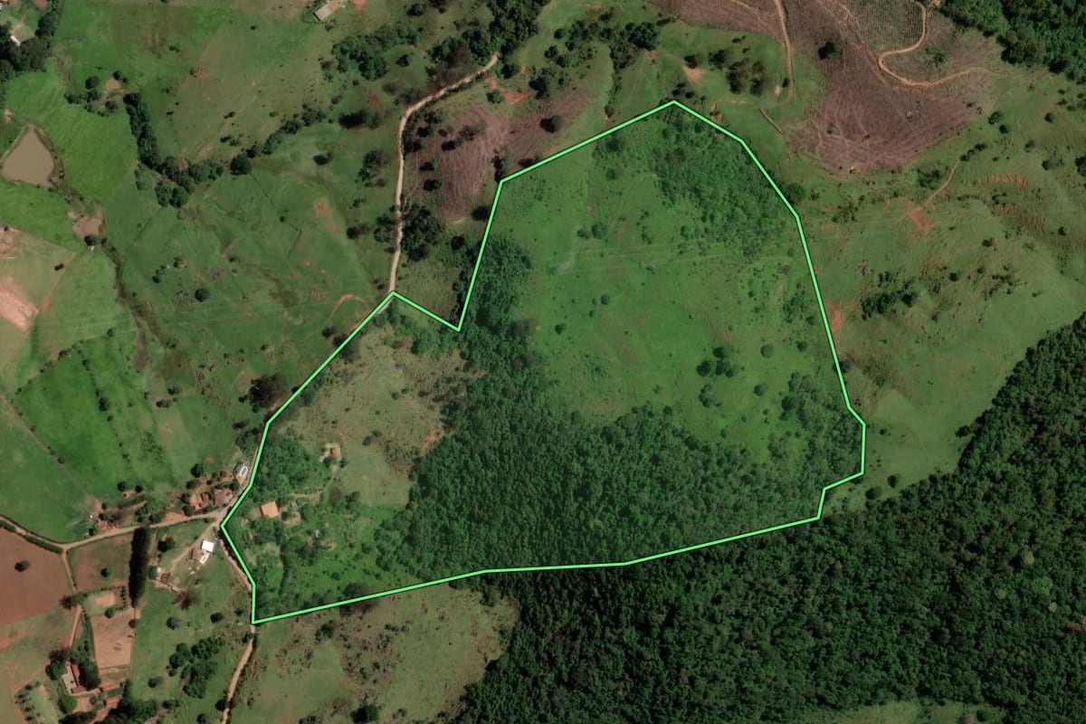 Imagem de satélite do imóvel rural em Piracaia (SP), com o contorno declarado no CAR desenhado por cima.