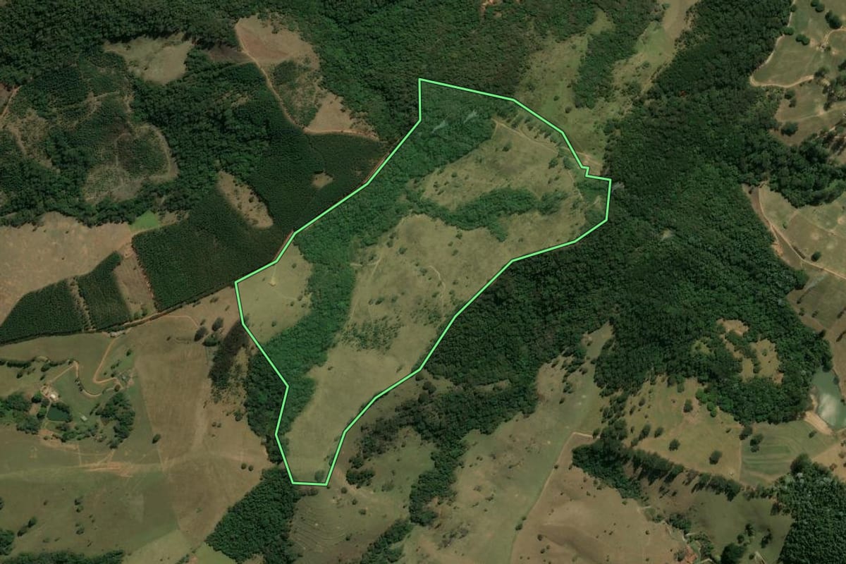 Imagem de satélite do imóvel rural em Piracaia (SP), com o contorno declarado no CAR desenhado por cima.