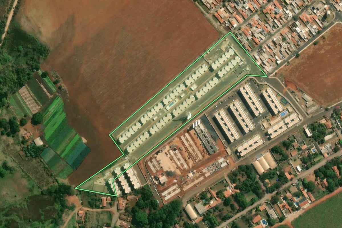 Imagem de satélite do imóvel rural em Piracicaba (SP), com o contorno declarado no CAR desenhado por cima.