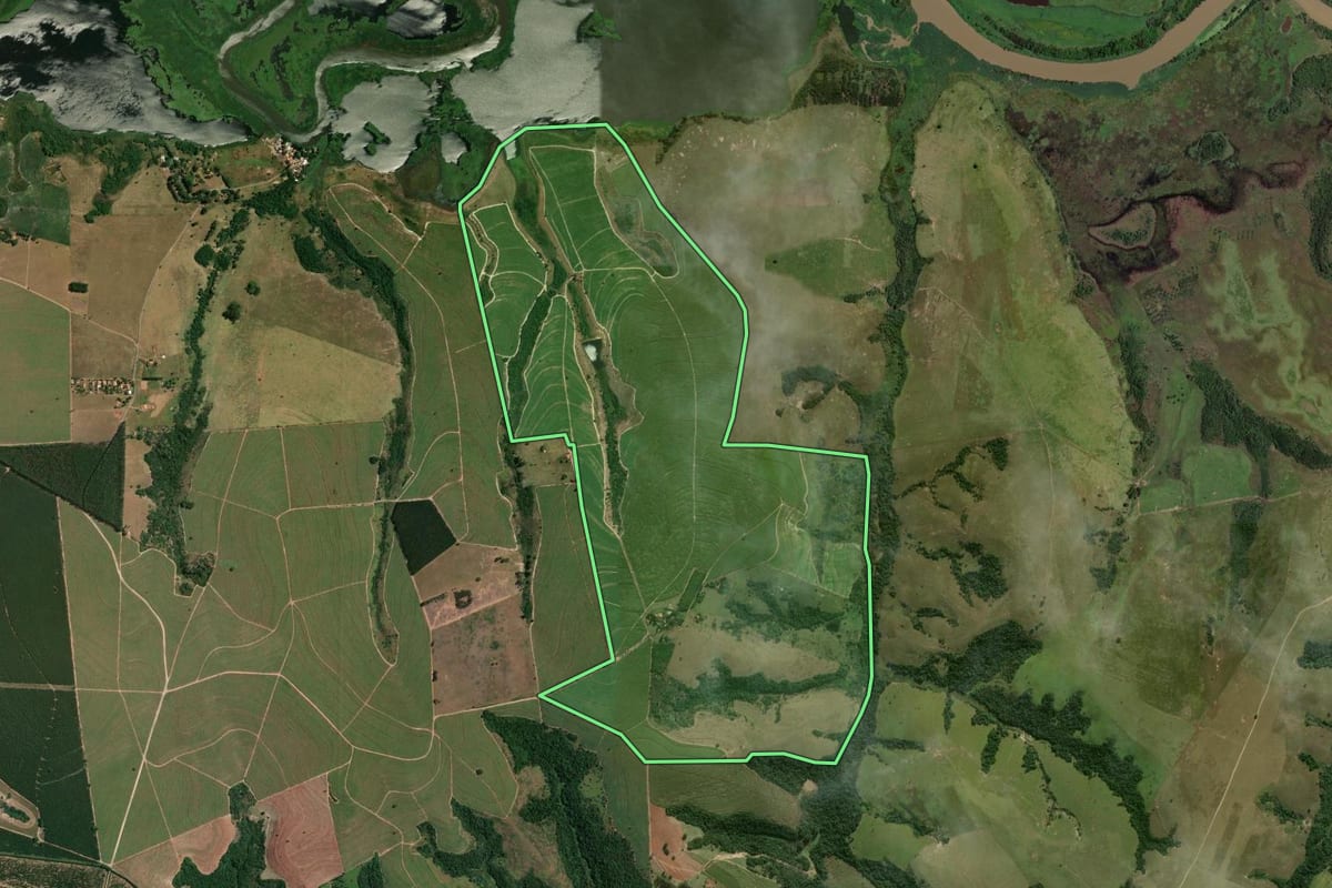 Imagem de satélite do imóvel rural em Piracicaba (SP), com o contorno declarado no CAR desenhado por cima.