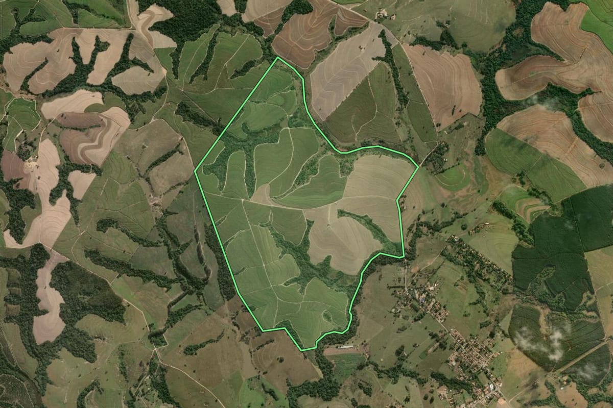 Imagem de satélite do imóvel rural em Piracicaba (SP), com o contorno declarado no CAR desenhado por cima.