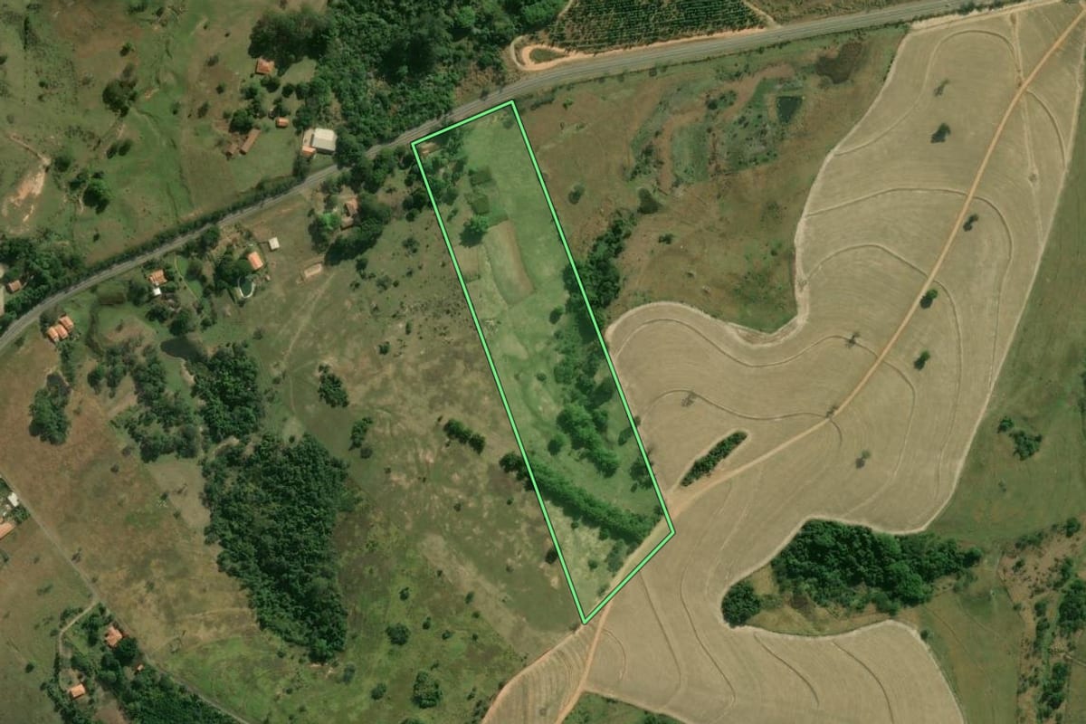 Imagem de satélite do imóvel rural em Piracicaba (SP), com o contorno declarado no CAR desenhado por cima.