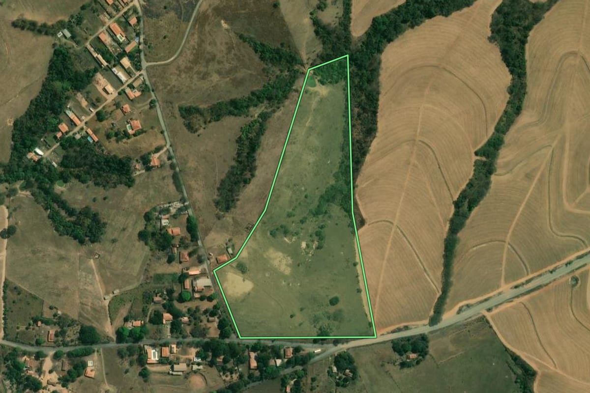 Imagem de satélite do imóvel rural em Piracicaba (SP), com o contorno declarado no CAR desenhado por cima.