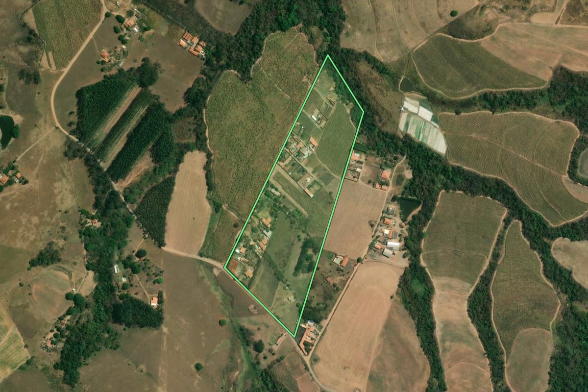 Imagem de satélite do imóvel rural em Piracicaba (SP), com o contorno declarado no CAR desenhado por cima.