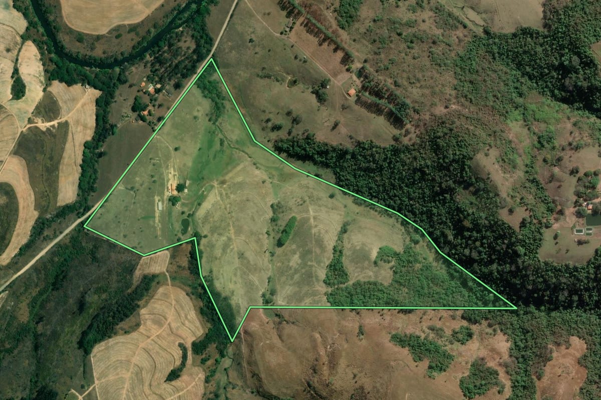 Imagem de satélite do imóvel rural em Piracicaba (SP), com o contorno declarado no CAR desenhado por cima.