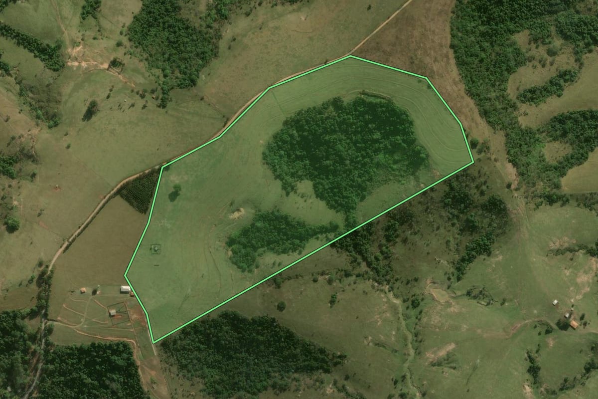 Imagem de satélite do imóvel rural em Piracicaba (SP), com o contorno declarado no CAR desenhado por cima.