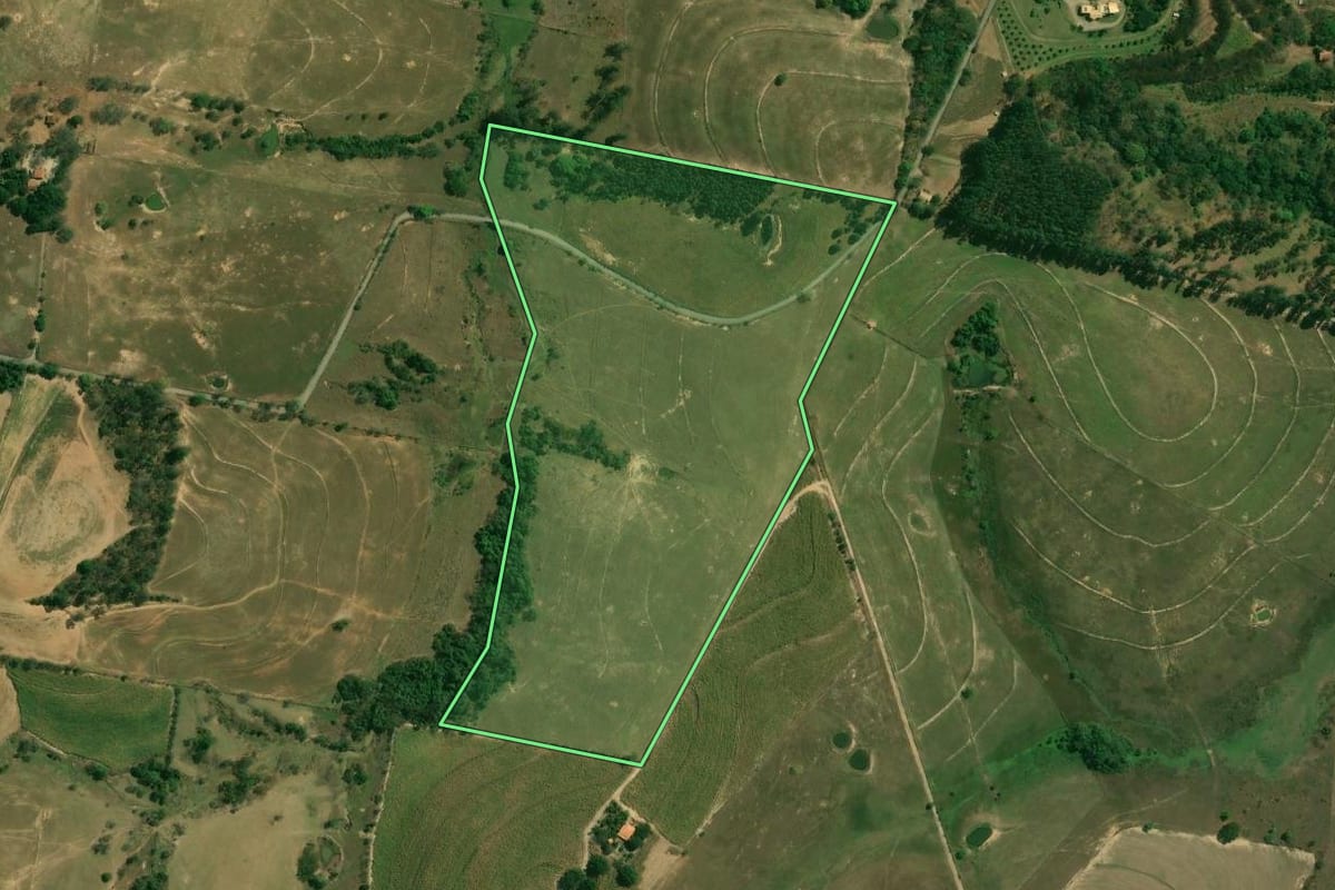 Imagem de satélite do imóvel rural em Piracicaba (SP), com o contorno declarado no CAR desenhado por cima.