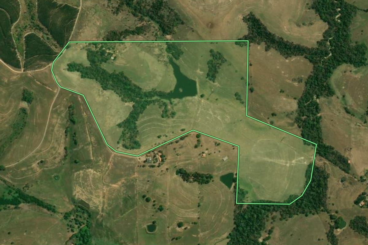 Imagem de satélite do imóvel rural em Piracicaba (SP), com o contorno declarado no CAR desenhado por cima.