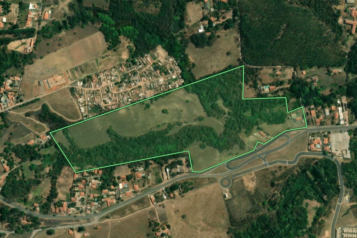 Imagem de satélite do imóvel rural em Piracicaba (SP), com o contorno declarado no CAR desenhado por cima.