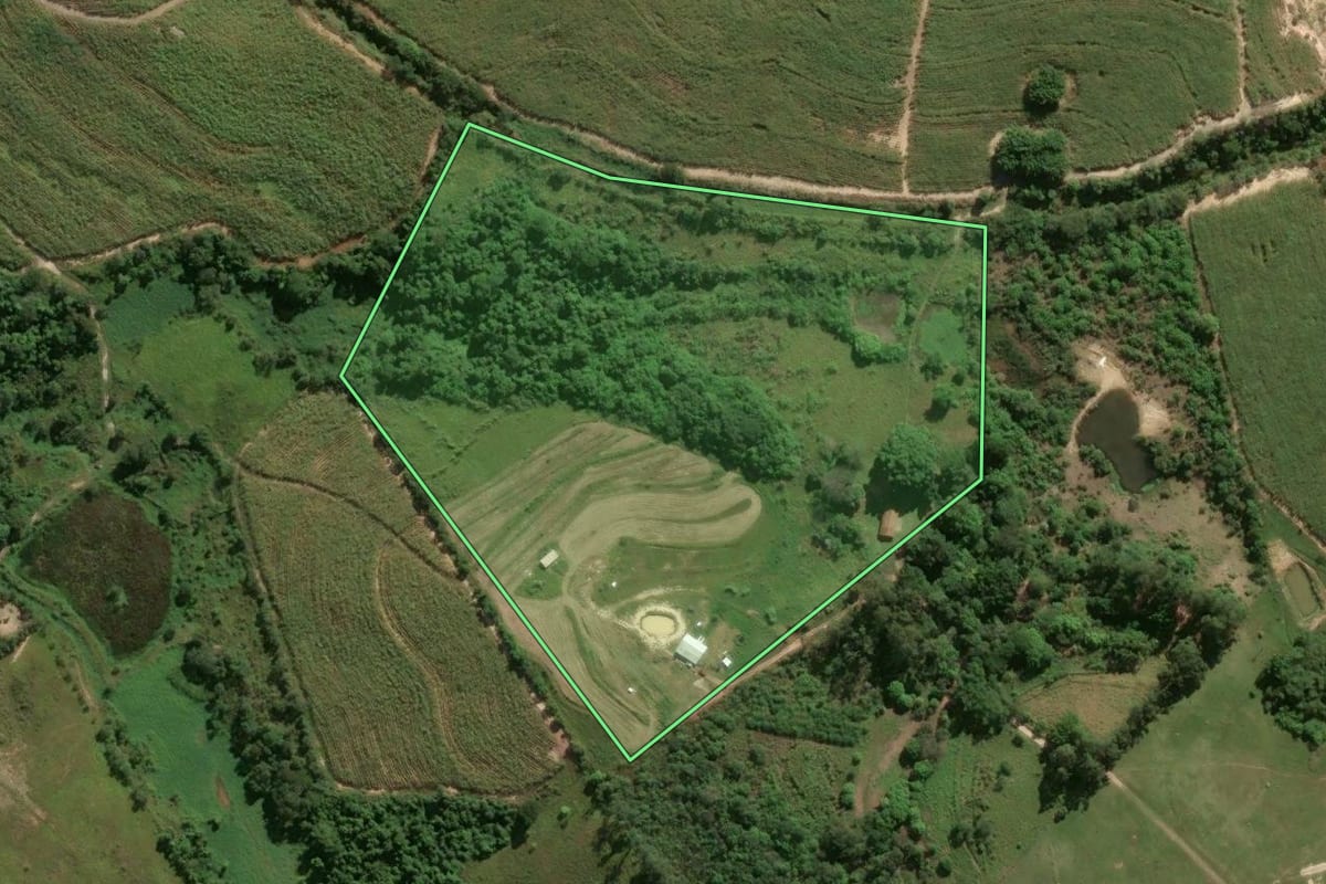 Imagem de satélite do imóvel rural em Piracicaba (SP), com o contorno declarado no CAR desenhado por cima.
