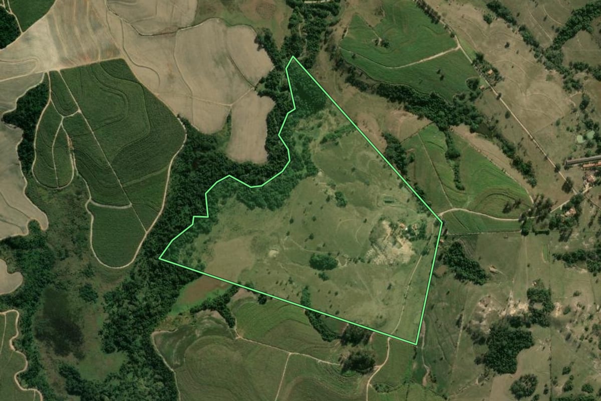 Imagem de satélite do imóvel rural em Piracicaba (SP), com o contorno declarado no CAR desenhado por cima.