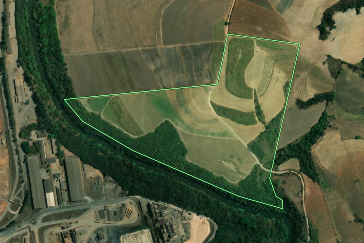 Imagem de satélite do imóvel rural em Piracicaba (SP), com o contorno declarado no CAR desenhado por cima.