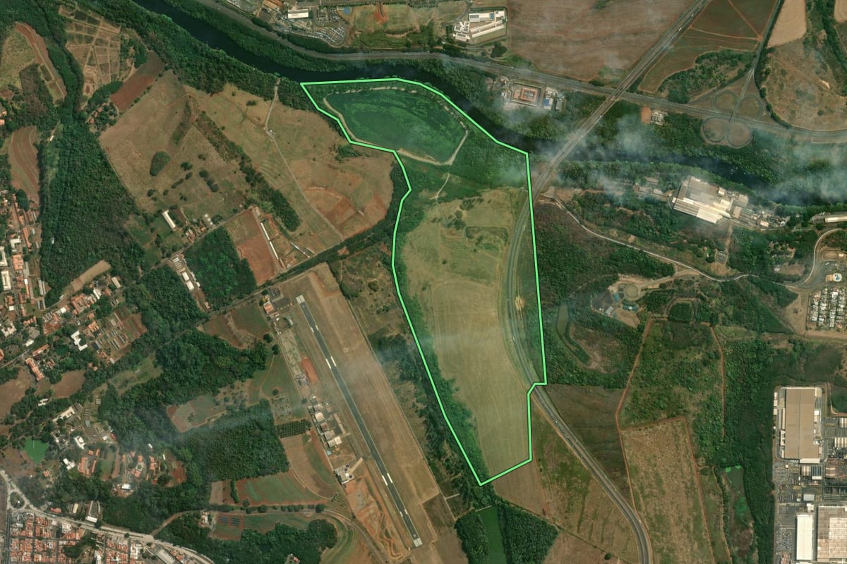 Imagem de satélite do imóvel rural em Piracicaba (SP), com o contorno declarado no CAR desenhado por cima.