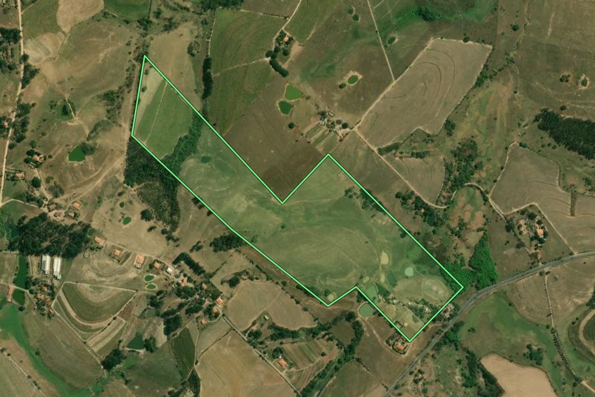 Imagem de satélite do imóvel rural em Piracicaba (SP), com o contorno declarado no CAR desenhado por cima.