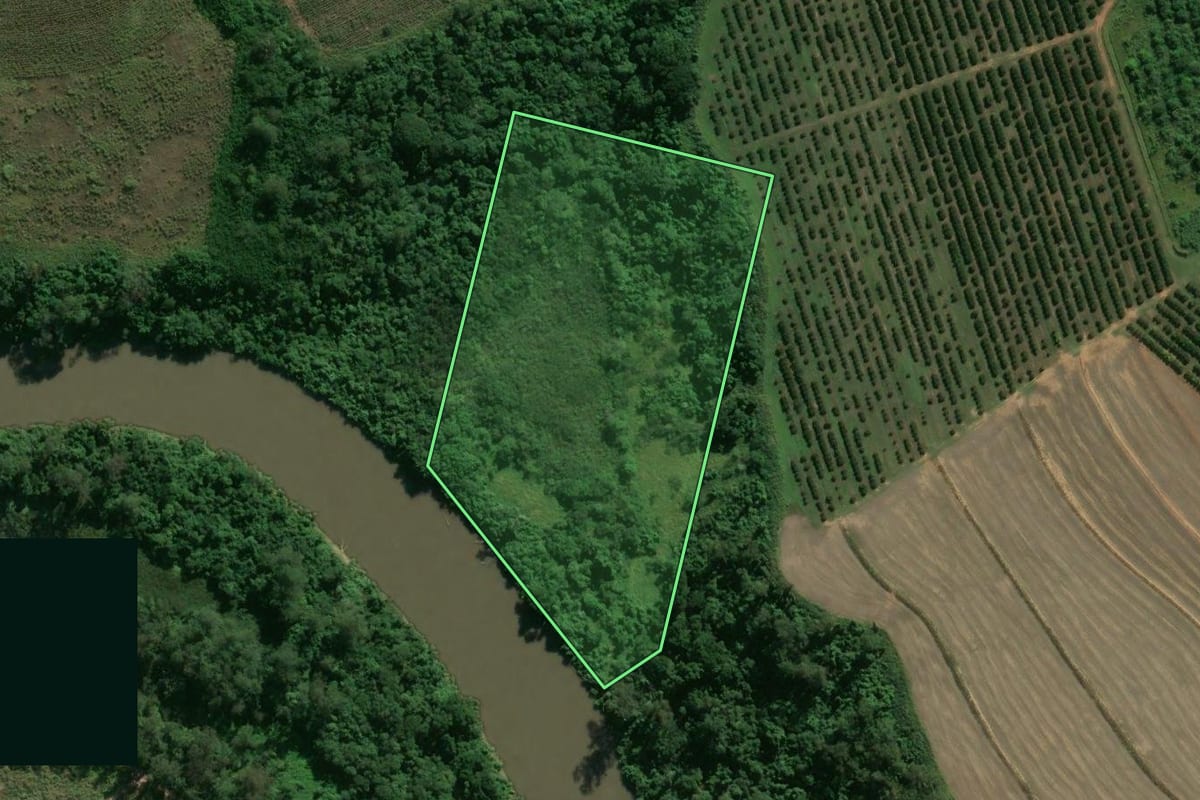 Imagem de satélite do imóvel rural em Piracicaba (SP), com o contorno declarado no CAR desenhado por cima.