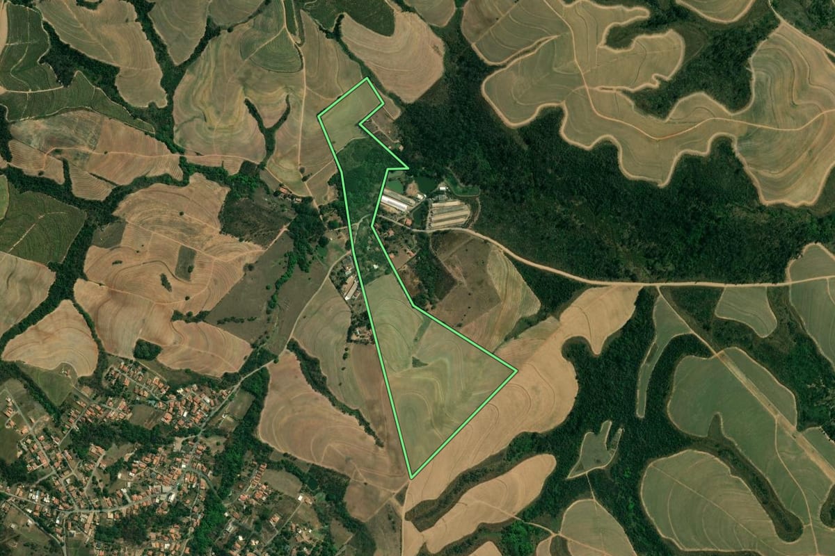 Imagem de satélite do imóvel rural em Piracicaba (SP), com o contorno declarado no CAR desenhado por cima.
