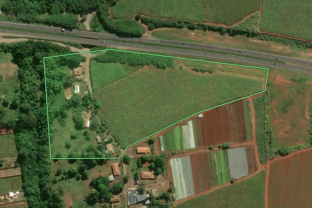 Imagem de satélite do imóvel rural em Piracicaba (SP), com o contorno declarado no CAR desenhado por cima.