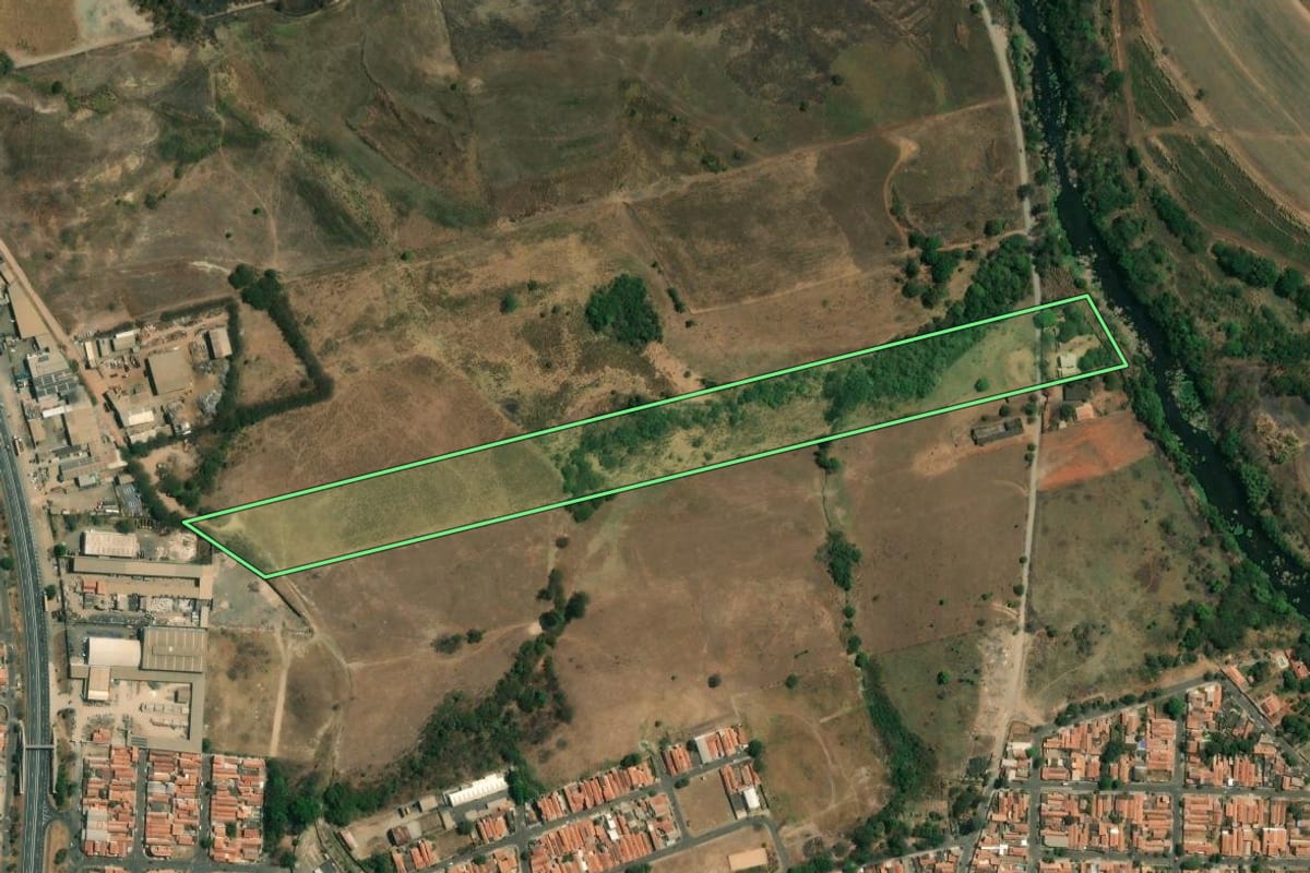Imagem de satélite do imóvel rural em Piracicaba (SP), com o contorno declarado no CAR desenhado por cima.