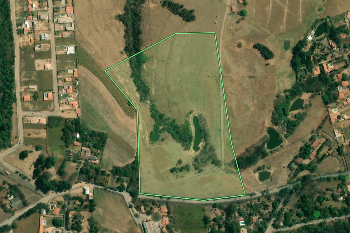 Imagem de satélite do imóvel rural em Piracicaba (SP), com o contorno declarado no CAR desenhado por cima.